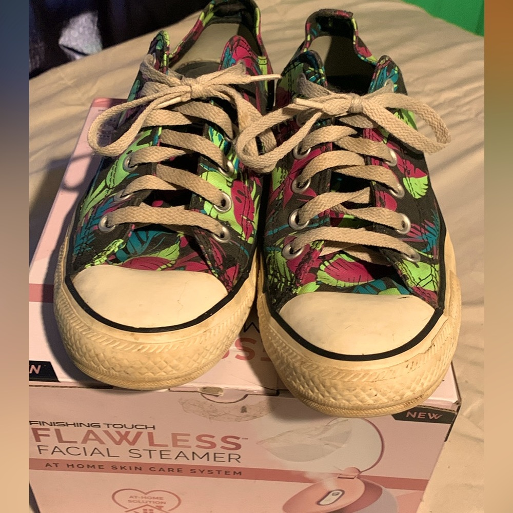 Multi-colored converse - Picture 2 of 3